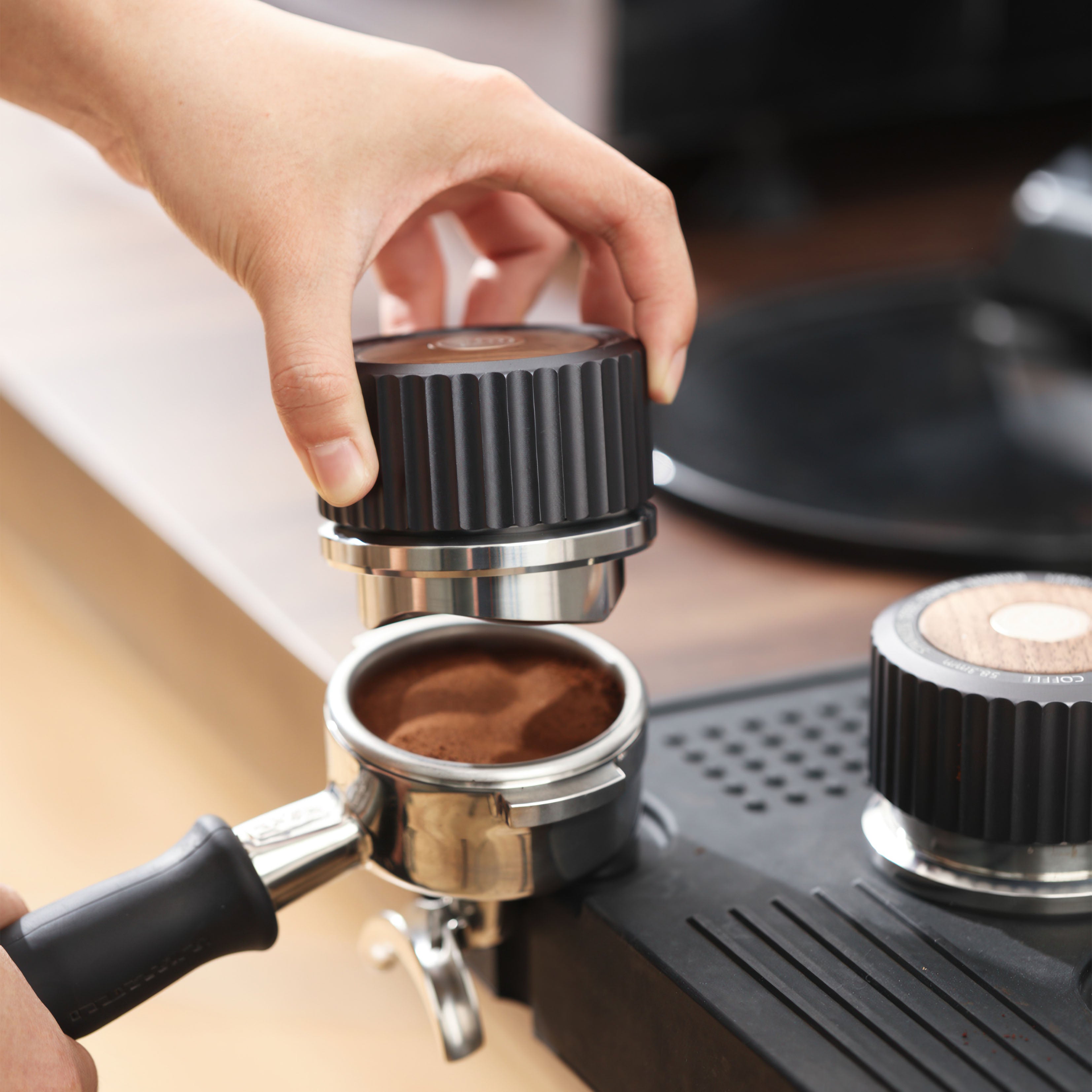 Thunder Gravity Coffee Distributor